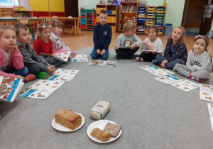 dzieci słuchają, jak powstaje chleb